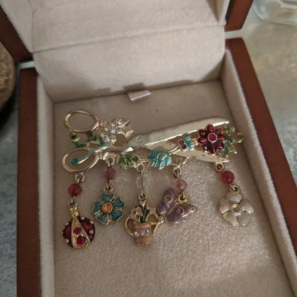 Unique vintage brooch garden scissor with flowers - Picture 2 of 3